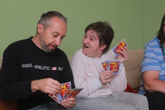 Herr Gutmann und Frau Kralovec beim Kartenspielen