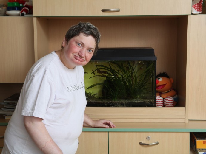 Frau Prinz liebt das Aquarium im Wohnzimmer