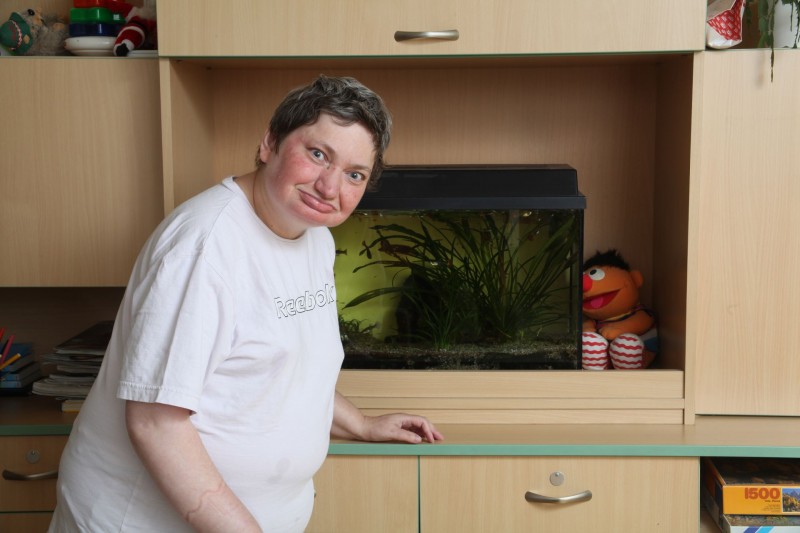 Frau Prinz liebt das Aquarium im Wohnzimmer