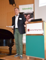 Bernhard Schmid von der Lebenshilfe Wien führt durch die Tagung