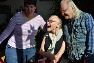Barbara Schmidt (links) und Michael Groissmayer (rechts) schätzen Brigitte Balek