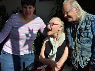 Barbara Schmidt (links) und Michael Groissmayer (rechts) schätzen Brigitte Balek