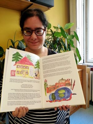 Samira Garbaya arbeitet in der Zeitungsgruppe der Lebenshilfe Wien und präsentiert stolz das neue Kinderbuch