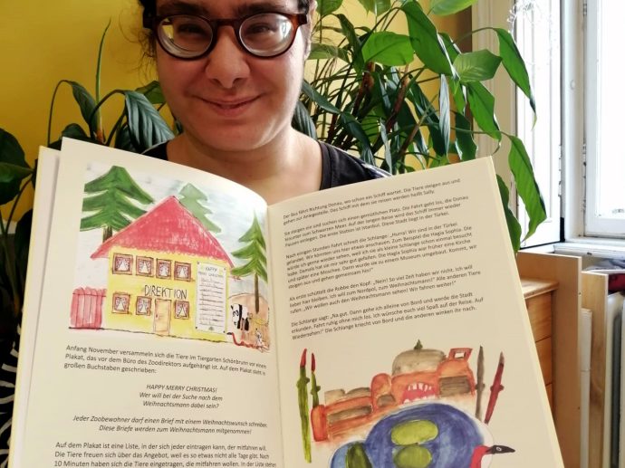 Samira Garbaya arbeitet in der Zeitungsgruppe der Lebenshilfe Wien und präsentiert stolz das neue Kinderbuch