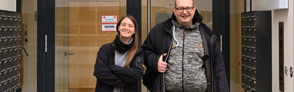 Projektleiterin Cornelia Baumgartner und Julius Szebeni vor dem neuen Garconnierenwohnen der Lebenshilfe Wien