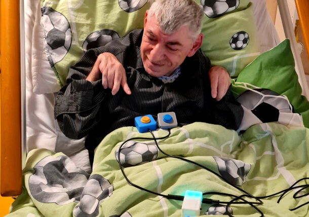Herr Wallner kann dank einer maßgeschneiderteten Fernbedienung durch die Fernsehkanäle zappen