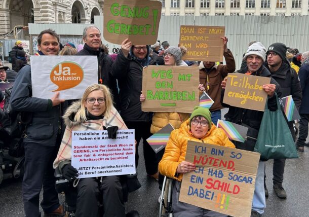 Lebenshilfe Wien und Österreich bei der Demo am 6.12. vor dem Wiener Rathaus (c) LHÖ