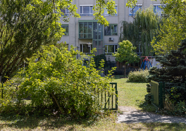 Das Fotos zeigt das Haus in dem die Tagesstruktur in der Schuhfabrikgasse angesiedelt ist, davor einen Teil des großen Gartens.