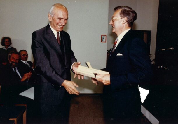 1986: Die Lebenshilfe ehrt Bundespräsident Dr. Rudolf Kirchschläger bei seinem Amtsende