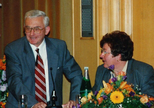 1999: Dr. Prinz mit Gattin Rosa, die durchs Protokoll der Generalversammlung der LH Wien führt
