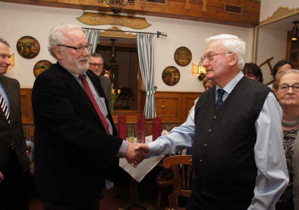 2017: der damalige Präs. der LHW, Univ.-Prof. Dr. Meinhard Regler, gratuliert Dr. Prinz zu seinem 80. Geb.