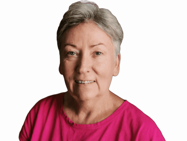 Eine ältere Dame mit kurzen Haaren und pinkem T-Shrit sieht freundlich in die Kamera