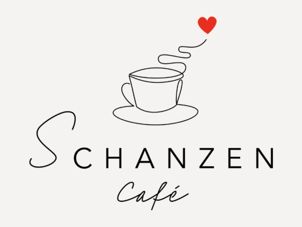 Minimalistisches Logo für das Schanzen Café mit einer einfachen Strichzeichnung einer Kaffeetasse. Der Dampf aus der Tasse bildet oben ein rotes Herz. Schanzen steht in fetten Buchstaben, darunter Café in Schreibschrift.