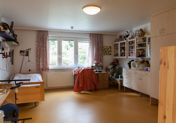 Auf dem Foto sieht man ein freundlich eingerichtetes Zimmer in der Wohngemeinschaft in der Schloeglgasse.