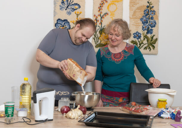 Ein Mann und eine Frau kochen gemeinsam.
