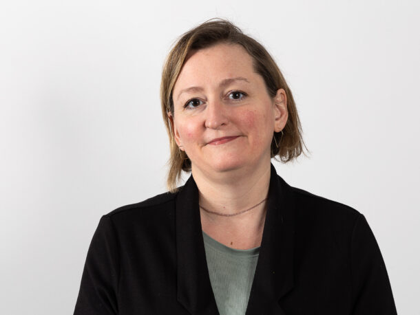 Die Mitarbeiterin Pia Hoffmann schaut freundlich in die Kamera. Sie ist die Psychologin in