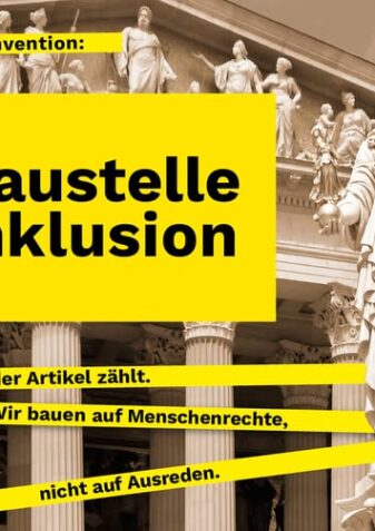 Veranstaltungsfoto der Aktion Baustelle Inklusion am 5.5.2025. Man sieht Absperrbänder vor dem Parlament in Wien