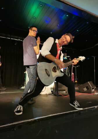 Ein Mann mit E-Gitarre rockt die Bühne