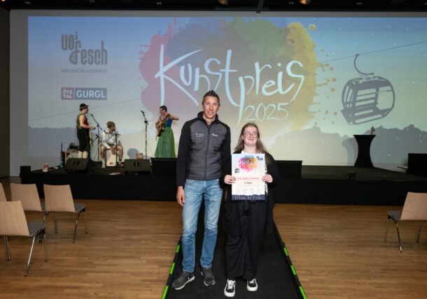 Eine Frau und ein Mann bei der Preisverleihung des VOI fesch Kunstpreises 2025