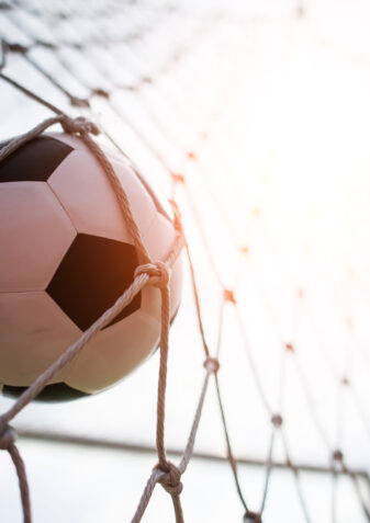 Ein Fußball landet im Tor.