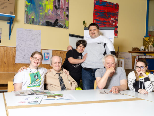 Auf dem Foto sieht man die Zeitungsgruppe der Tagesstruktur Rueppgasse in ihrem Gruppenraum.