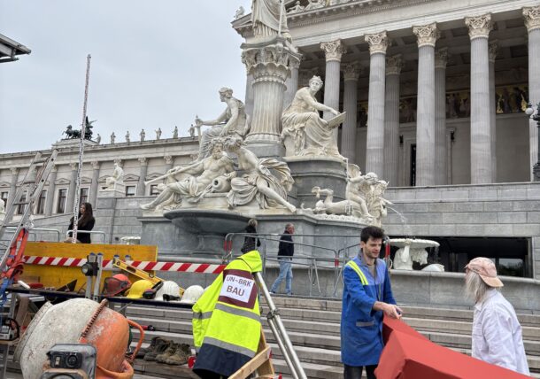 Symbolische Baustelle INKLUSION vor dem Parlament