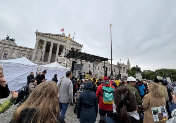 Eine Menschenmenge protestiert am Tag der Inklusion am 5. Mai 2025 vor dem Parlament. Die Aktion heißt Baustelle Inklusion