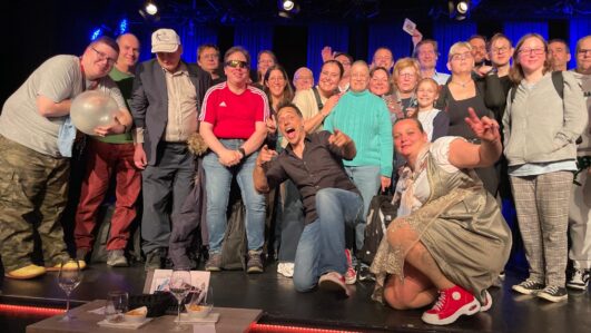 Eine Gruppenfoto gemeinsam mit dem Zauberer Tricky Nicky im Casanova Wien