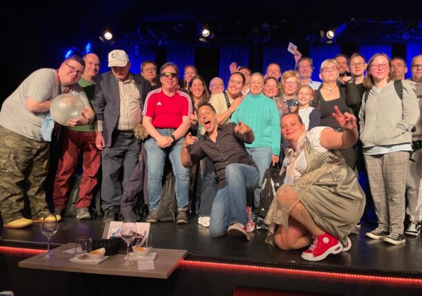 Eine Gruppenfoto gemeinsam mit dem Zauberer Tricky Nicky im Casanova Wien