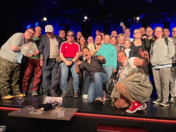Eine Gruppenfoto gemeinsam mit dem Zauberer Tricky Nicky im Casanova Wien