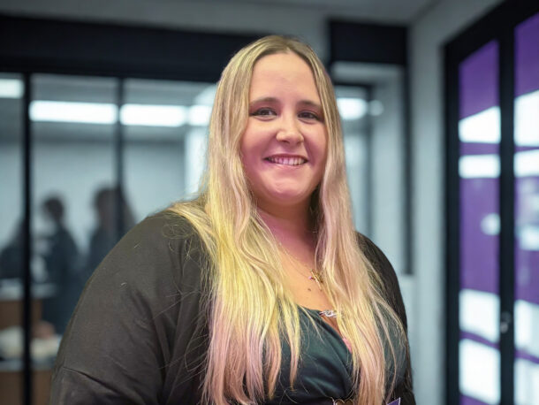 Simona Charalampous ist eine jüngere Frau mit langen blonden Haaren und einem freundlichen Lachen