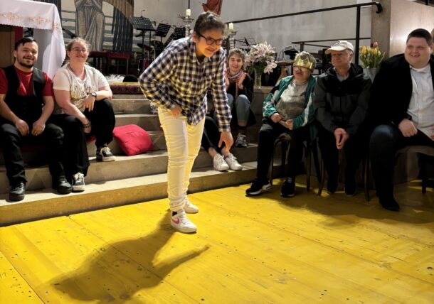 Foto von der Aufführung Theater im Prater der Tagesstruktur der Lebenshilfe Wien in der Rueppgasse