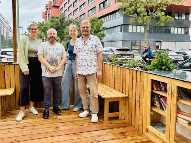Das Foto zeigt ein Team aus unserer Tagesstruktur im 20. Bezirk in der neuen Grätzloase; Foto: Marie Piskur, meinBezirk