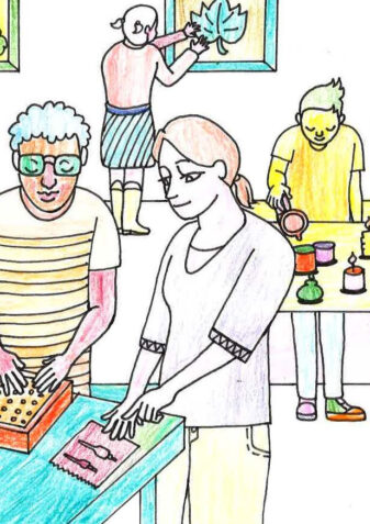 Vier Personen arbeiten in einem Klassenzimmer am Tag der offenen Tür in der Nobilegasse an verschiedenen Arbeiten. Zwei im vorderen Bereich arbeiten mit einem Kasten und Schleifpapier, während im Hintergrund einer ein Blatt bemalt und ein anderer inmitten von sichtbarem Bastelmaterial eine Flüssigkeit in einen Becher gießt.