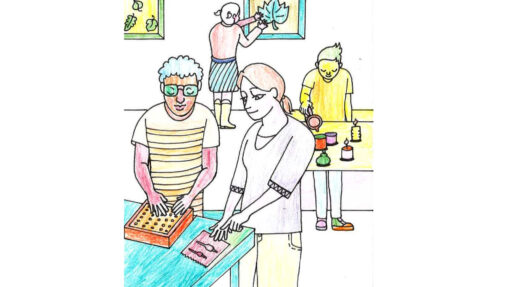 Vier Personen arbeiten in einem Klassenzimmer am Tag der offenen Tür in der Nobilegasse an verschiedenen Arbeiten. Zwei im vorderen Bereich arbeiten mit einem Kasten und Schleifpapier, während im Hintergrund einer ein Blatt bemalt und ein anderer inmitten von sichtbarem Bastelmaterial eine Flüssigkeit in einen Becher gießt.