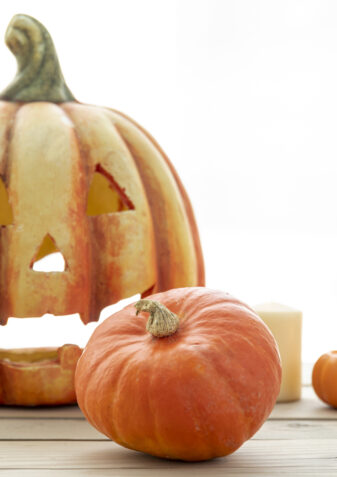 Vorderansicht von Kürbisen, der große hat ein Schnittmuster