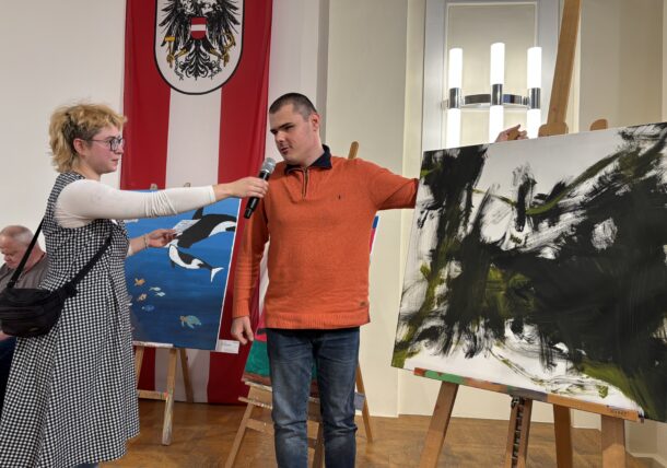 Impressionen der Ausstellungseröffnung der Lebenshilfe Wien im Simmeringer Amtshaus mit Kunstschaffenden, Bezirksvorstehung und ganz viel Freude und Begeisterung