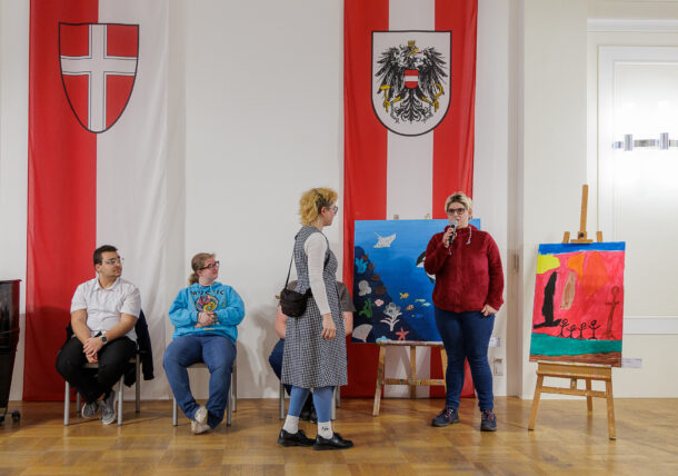 Impressionen der Ausstellungseröffnung der Lebenshilfe Wien im Simmeringer Amtshaus mit Kunstschaffenden, Bezirksvorstehung und ganz viel Freude und Begeisterung