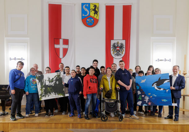 Impressionen der Ausstellungseröffnung der Lebenshilfe Wien im Simmeringer Amtshaus mit Kunstschaffenden, Bezirksvorstehung und ganz viel Freude und Begeisterung