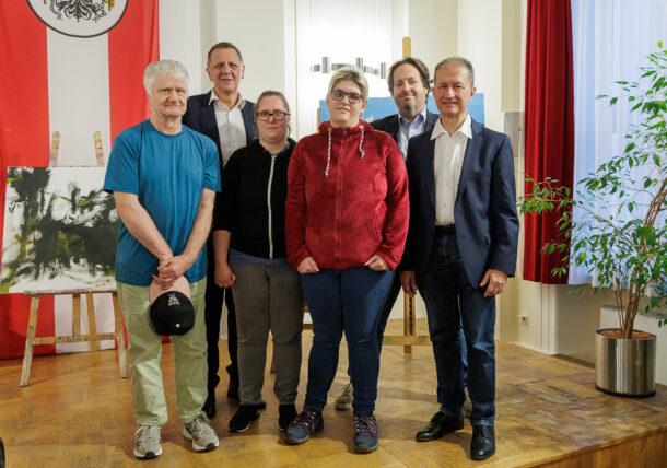 Impressionen der Ausstellungseröffnung der Lebenshilfe Wien im Simmeringer Amtshaus mit Kunstschaffenden, Bezirksvorstehung und ganz viel Freude und Begeisterung
