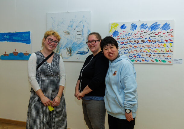 Impressionen der Ausstellungseröffnung der Lebenshilfe Wien im Simmeringer Amtshaus mit Kunstschaffenden, Bezirksvorstehung und ganz viel Freude und Begeisterung