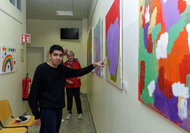 Impressionen der Ausstellungseröffnung der Lebenshilfe Wien im Simmeringer Amtshaus mit Kunstschaffenden, Bezirksvorstehung und ganz viel Freude und Begeisterung