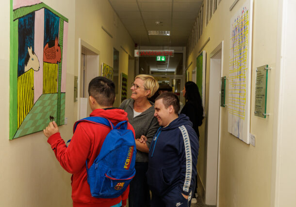 Impressionen der Ausstellungseröffnung der Lebenshilfe Wien im Simmeringer Amtshaus mit Kunstschaffenden, Bezirksvorstehung und ganz viel Freude und Begeisterung