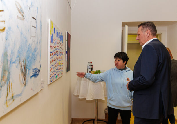 Impressionen der Ausstellungseröffnung der Lebenshilfe Wien im Simmeringer Amtshaus mit Kunstschaffenden, Bezirksvorstehung und ganz viel Freude und Begeisterung