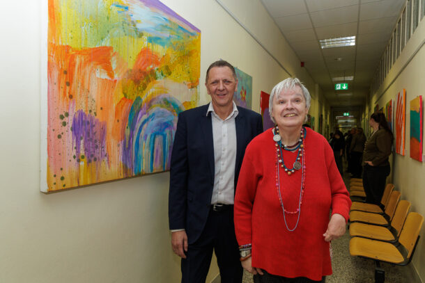 Impressionen der Ausstellungseröffnung der Lebenshilfe Wien im Simmeringer Amtshaus mit Kunstschaffenden, Bezirksvorstehung und ganz viel Freude und Begeisterung