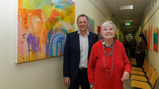 Simmeringer Bezirksvorsteher Thomas Steinhart und Künstlerin Ulrike Petutschnig bei der Ausstellungseröffnung der Lebenshilfe Wien im Amtshaus Simmering