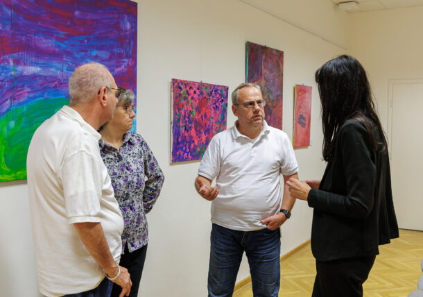 Impressionen der Ausstellungseröffnung der Lebenshilfe Wien im Simmeringer Amtshaus mit Kunstschaffenden, Bezirksvorstehung und ganz viel Freude und Begeisterung