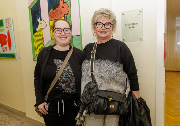 Impressionen der Ausstellungseröffnung der Lebenshilfe Wien im Simmeringer Amtshaus mit Kunstschaffenden, Bezirksvorstehung und ganz viel Freude und Begeisterung