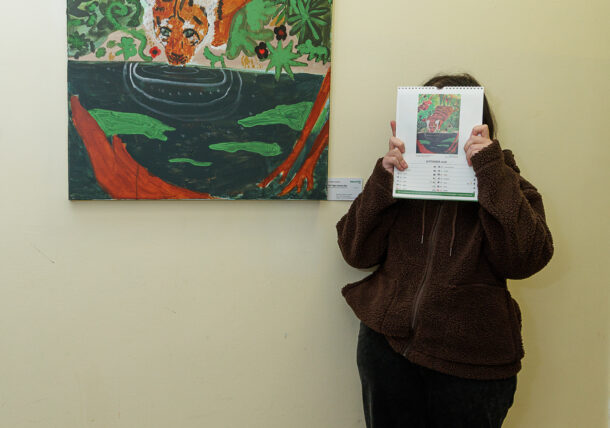 Impressionen der Ausstellungseröffnung der Lebenshilfe Wien im Simmeringer Amtshaus mit Kunstschaffenden, Bezirksvorstehung und ganz viel Freude und Begeisterung