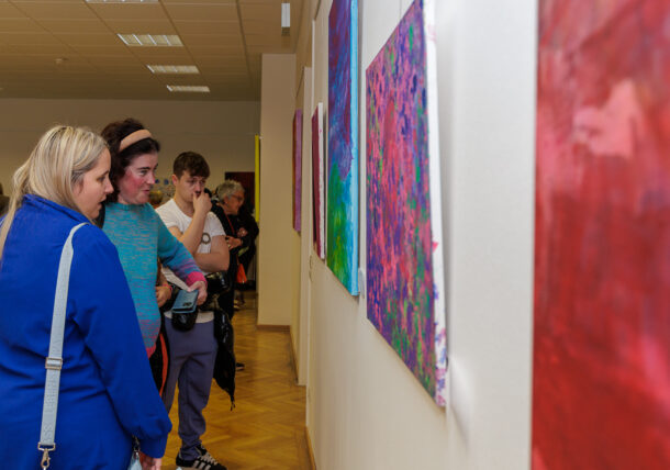 Impressionen der Ausstellungseröffnung der Lebenshilfe Wien im Simmeringer Amtshaus mit Kunstschaffenden, Bezirksvorstehung und ganz viel Freude und Begeisterung